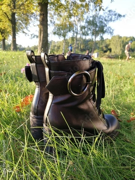 Fototapeta Schuhe auf einer Wiese während einer Pause