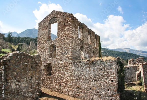 Fototapeta Ruins of a house in the ancient city of Mystras