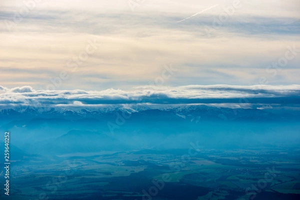 Fototapeta snow covered mountain peaks and tourist trails in slovakia tatra