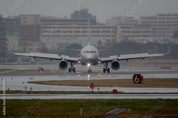 Fototapeta 雨の空港