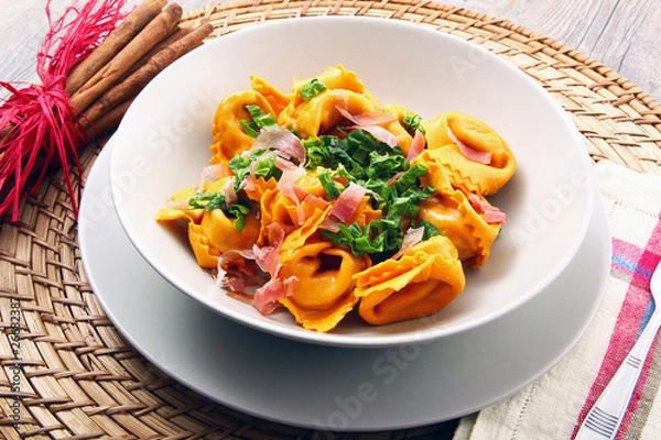 Obraz ravioli di zucca con speck e spinaci