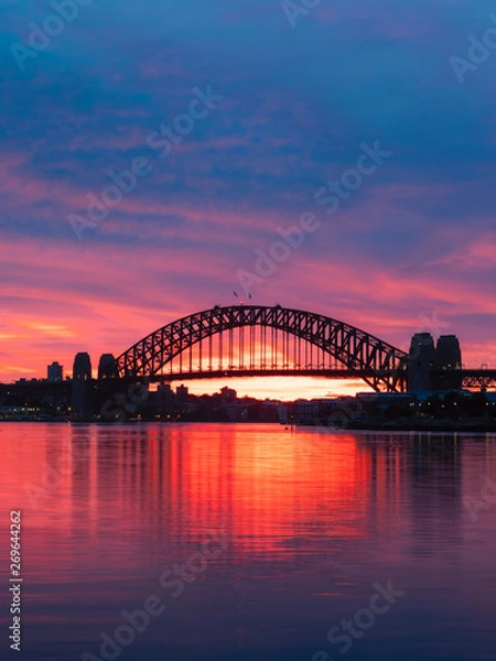 Fototapeta Sylwetka Mostu Sydney Harbour z kolorowym niebo o świcie.