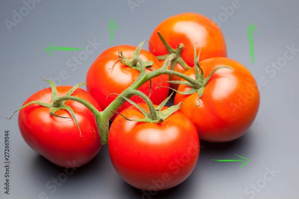 Fototapeta Tomates, rojos y frescos, llenos de vitaminas;  se pueden comer crudos o cocinados, se pueden hacer ensaladas, mermeladas, zumos, sofritos como base de comidas, ingrediente indispensable en las pizzas