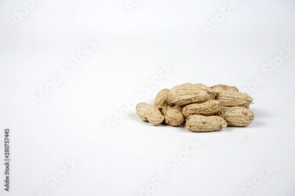 Fototapeta peanuts isolated on white background