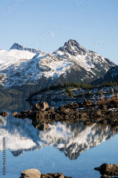 Fototapeta closeup of snow covered mountains at garibaldi lake in provinvial park near famous whistler