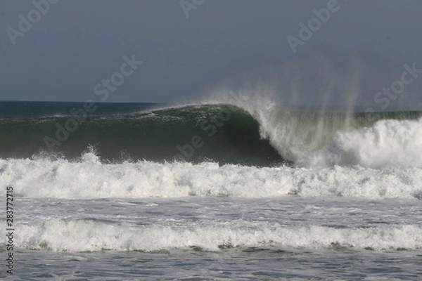 Fototapeta waves crashing on rocks