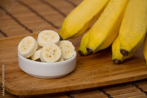 Fototapeta Banana em mesa de madeira