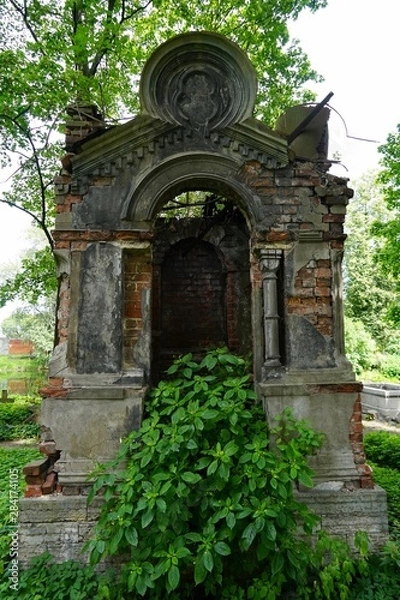 Fototapeta Verlassenes Grabgebäude auf dem Nikolaus-Friedhof in Sankt Petersburg