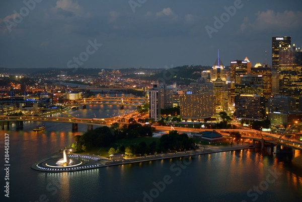 Fototapeta USA, Pennsylvania, Pittsburgh. Pittsburgh from the Duquesne Incline with Point State Park at dusk