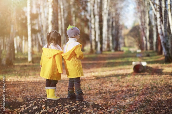 Fototapeta Children walk in the autumn park