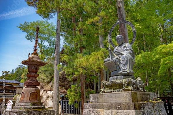 Fototapeta 宮城 瑞巌寺 慈覚大師像と南蛮鉄灯籠