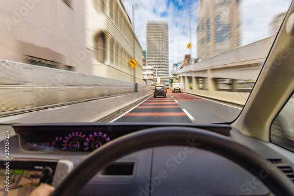 Fototapeta 運転席から見る都会の街並み