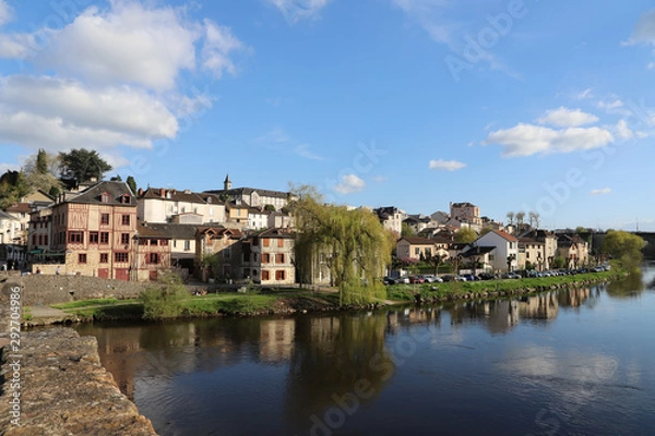 Fototapeta Vue en ville près de la rivière