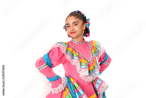 Fototapeta niña latina mexicana con traje folklorico en color rosa y fondo blanco