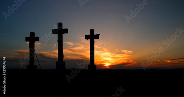 Fototapeta Trzy krzyże na zachodzie słońca.