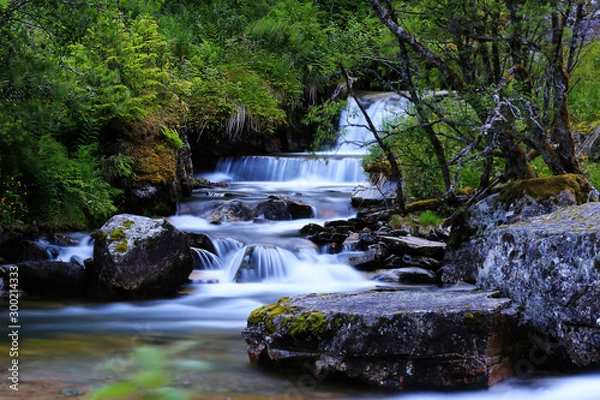 Fototapeta Mystischer Wasserfall in Norwegen