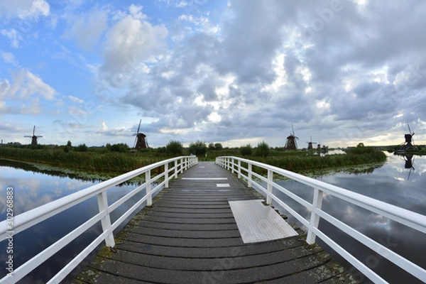 Fototapeta Wiatraki na polderach Holandii w Kinderdijk