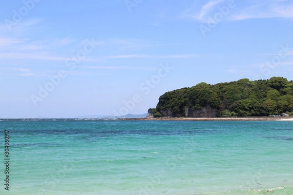 Fototapeta Blue water of the ocean and white sand Shirarahama beach in Shirahama, Japan