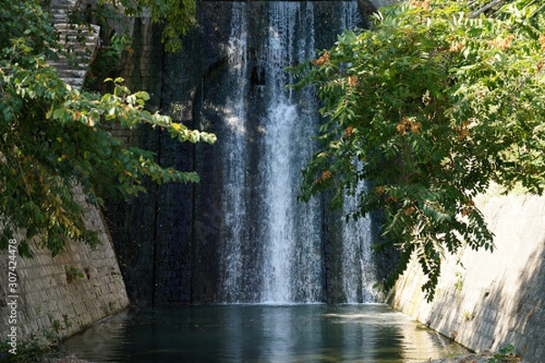 Fototapeta city ​​waterfall on a sunny day