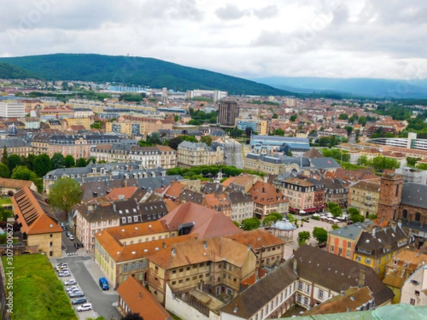 Fototapeta vue du dessus de la ville de Belfort par temps gris avec le mont Salbert au fond