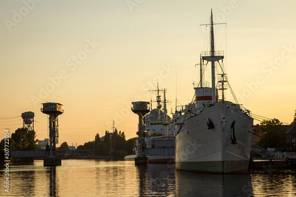 Fototapeta Ships in the river port of Kaliningrad at sunset