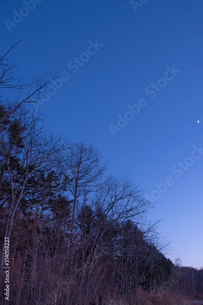 Fototapeta 夕暮れの太陽が沈んだ後の西の空。