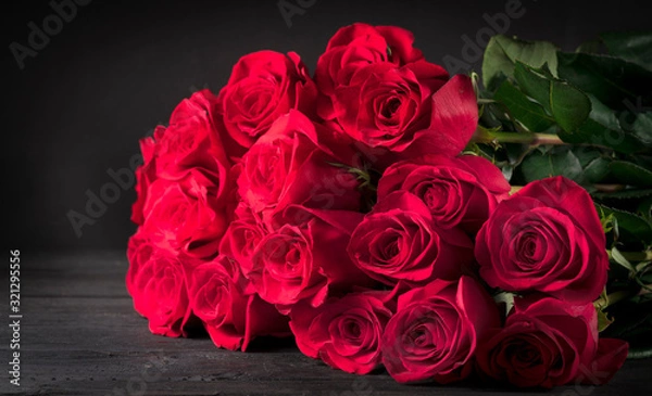 Fototapeta bouquet of red roses on a black background