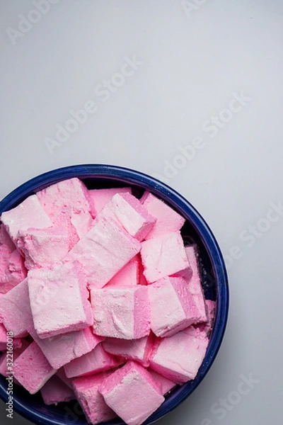 Fototapeta Pink marshmallows in a blue bowl