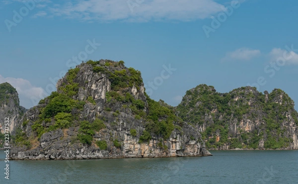 Fototapeta Halong-Bucht im Golf von Tonkin mit seine großen Felsenkette in Hanoi, Vietnam