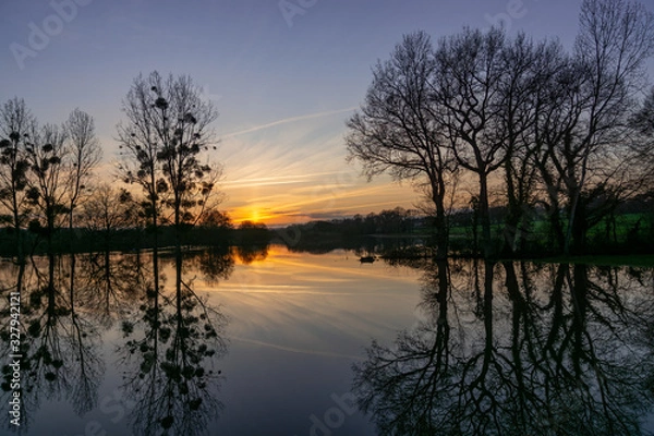 Fototapeta coucher de soleil sur la rivière