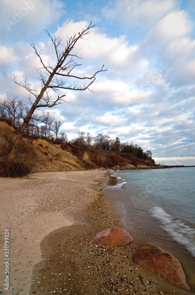 Fototapeta Daybreak on a Lake Michigan gravel beach at Openlands Lakeshore Preserve, Fort Sheridan, Illinois.