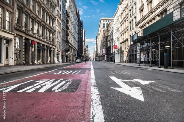 Fototapeta Pusta asfaltowa ulica Broadway z pasem komunikacji miejskiej autobusu w dzielnicy SoHo na Manhattanie w Nowym Jorku