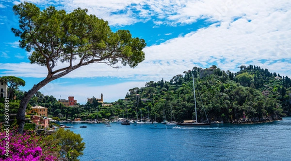 Fototapeta Scenic picture-postcard view of famous with wonderful gulf, luxury villas in mediterranean garden, rock and boats, yachts in spectacular vacation resort, Portofino, Liguria, Italy, Europe.