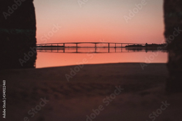 Fototapeta Puente lejano en el atardecer