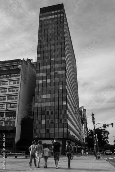 Fototapeta Gran edificio y gente paseando