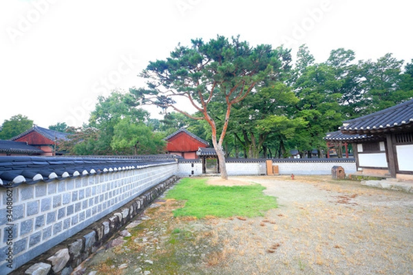 Fototapeta 한국의 전통 건축물이 보이는 아름다운 풍경