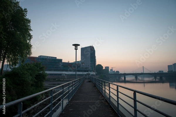 Fototapeta lever du soleil le long des quais de la vielle ville de Nantes avec tour et pont en France 