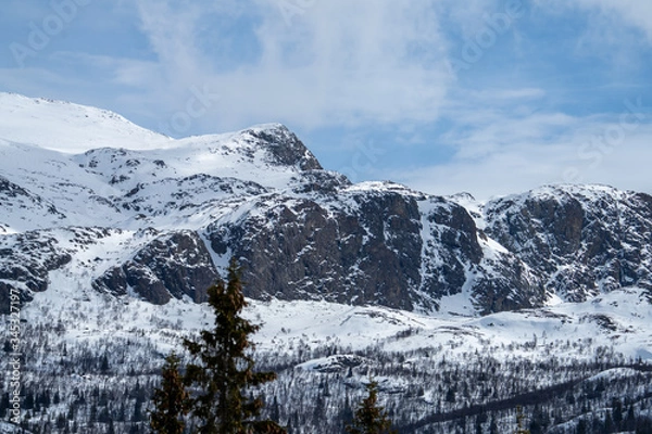 Fototapeta Szczyty górskie pokryte śniegiem w górach skandynawskich w miejscowości Hemsedal w Norwegii