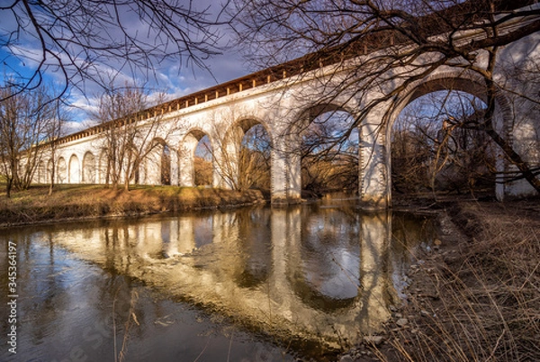 Fototapeta Reflection of the Rostokinsky aqueduct in Moscow