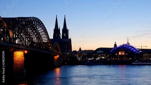 Fototapeta Kölner Dom und Hohenzollernbrücke im Sonnenuntergang  am Abend