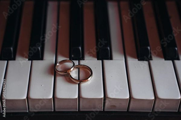 Fototapeta Wedding rings on piano