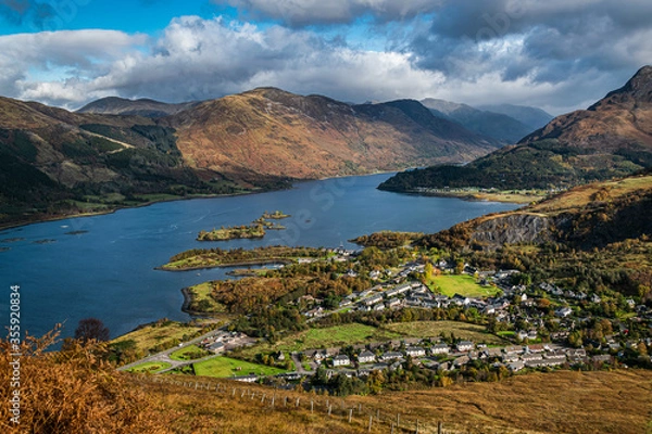 Fototapeta Autumn view of Scottish village of Ballachulish and Loch Leven in famous Glen Coe in Scottish Highlands.