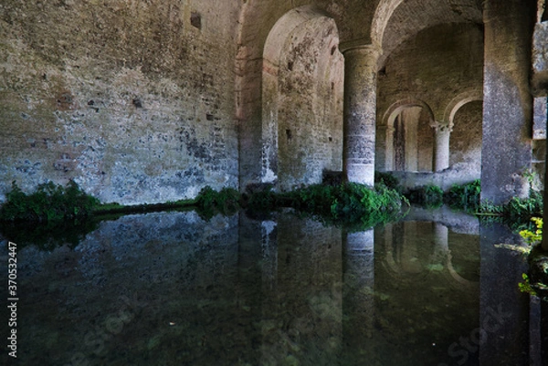 Fototapeta Medieval sources in the town of San Gimignano in Tuscany