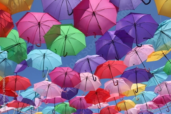 Fototapeta Parapluies colorés dans le ciel