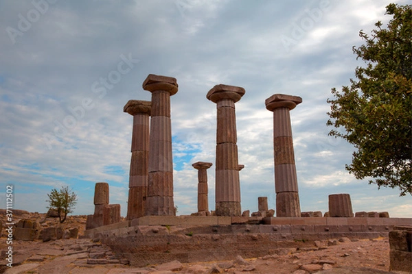 Fototapeta Ruins of the Temple of Athena at the ancient city of Assos, in Behramkale,