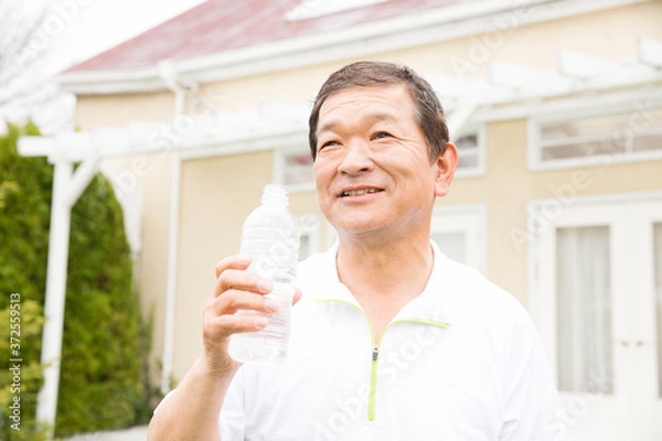 Fototapeta 水分補給をするシニア男性