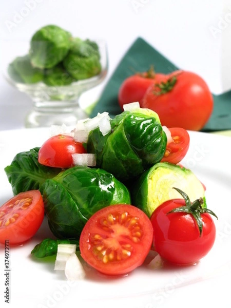 Fototapeta Ensalada de repollitos de bruselas y tomate cherry