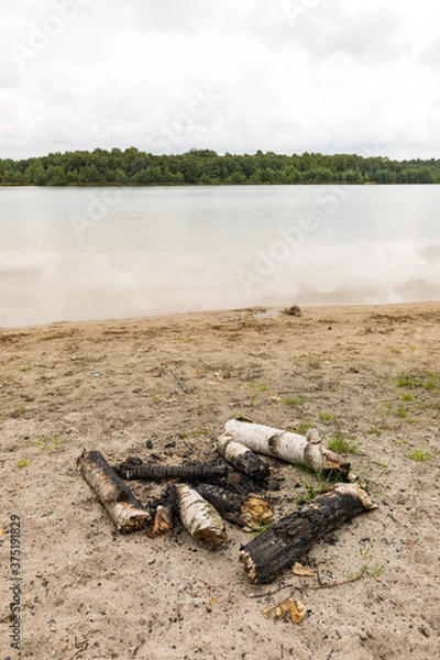 Fototapeta Nielegalne ognisko nad jeziorem w rezerwacie przyrody