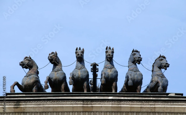 Fototapeta bronze horses on the triumphal arch