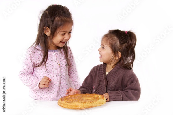 Fototapeta enfant contente de manger la galette des rois